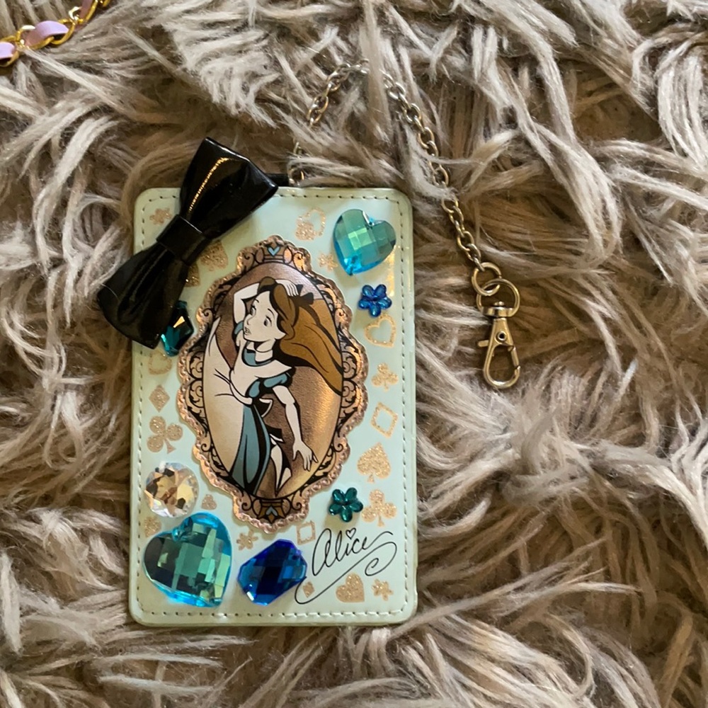 Alice Tokyo pass holder with chain